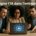 Trois professionnels d’horizons divers collaborent autour d’un ordinateur portable affichant une icône IA lumineuse, illustrant l’intégration de l’intelligence artificielle en entreprise dans un bureau moderne.